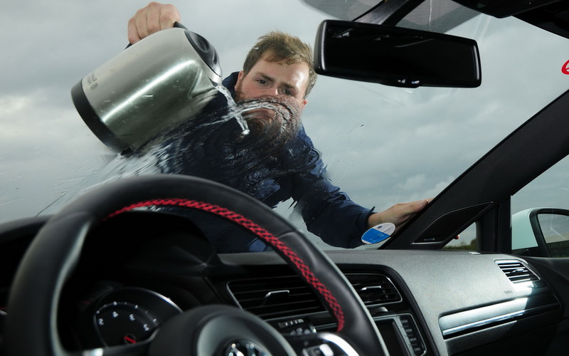 Как очистить окна автомобиля